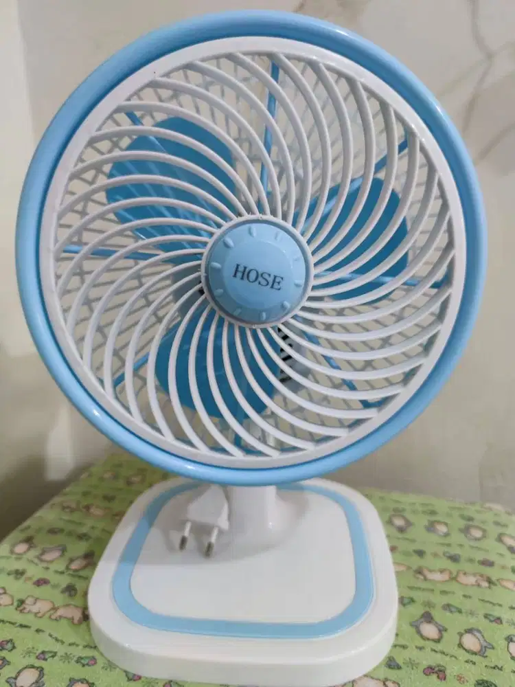 Kipas Angin Deskfan 8inch merek Hose, swing, 2speed, rotasi 360derajat