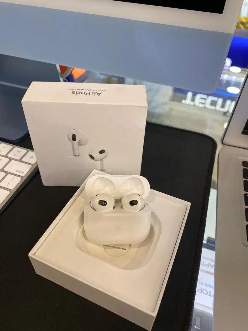 Apple Airpods 3 (Generation ) Magsafe Charging Case
