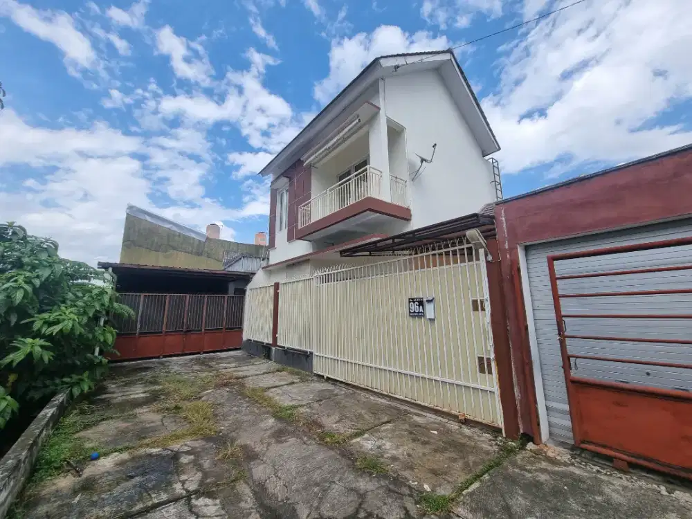 Disewakan Rumah Strategis 2LT  3KT Dekat Amplas