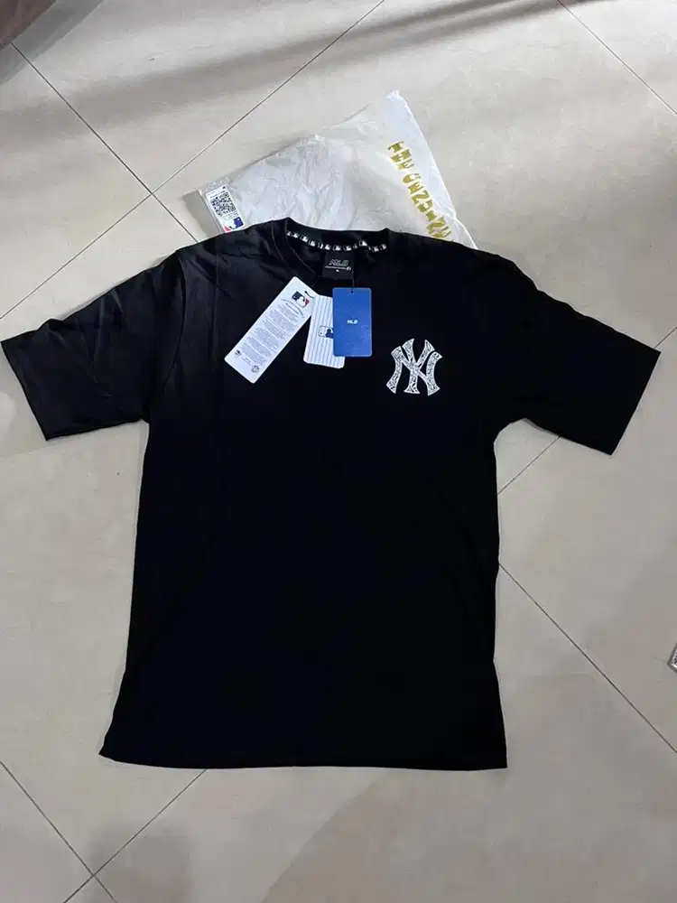 Kaos Hitam Size M