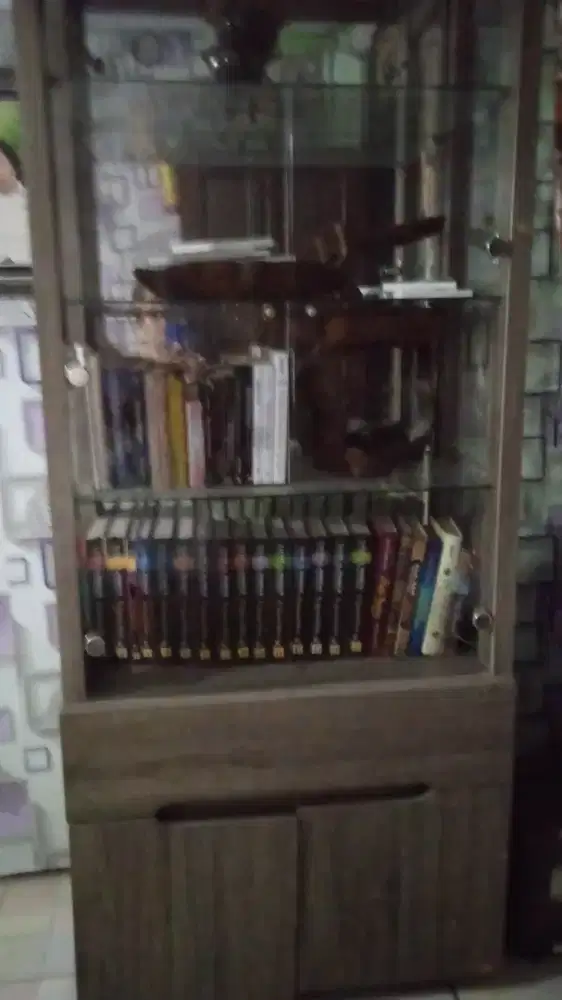 Lemari Kaca / Pajangan Murmer