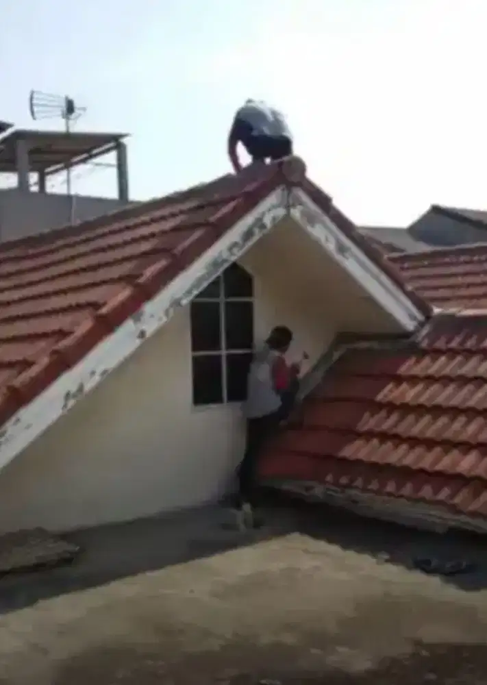 Perbaikan atap bocor .renovasi , pengecatan dll