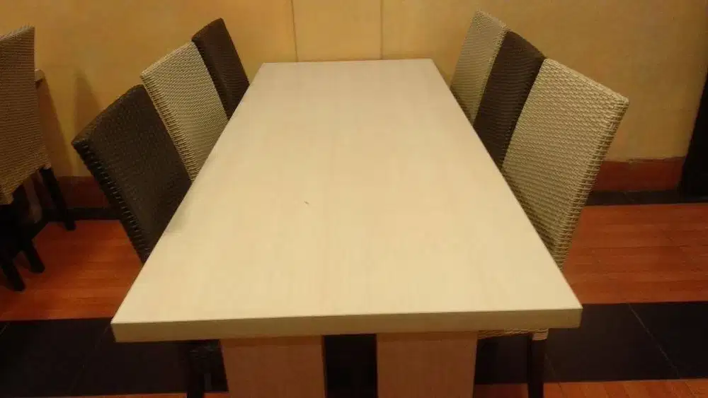 Set Meja Makan Kayu (Minus) + 6 Kursi Rotan Sintetis