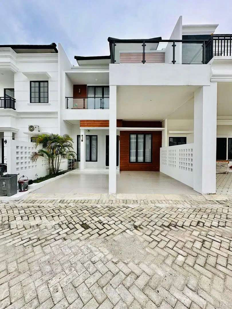RUMAH FULL FURNISHED DALAM KOMPLEK DI FLAMBOYAN