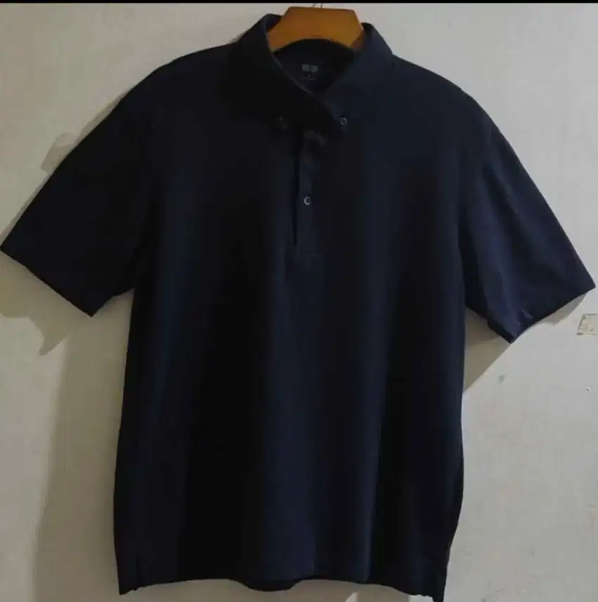 Kaos kerah navy Uniqlo Airsm
