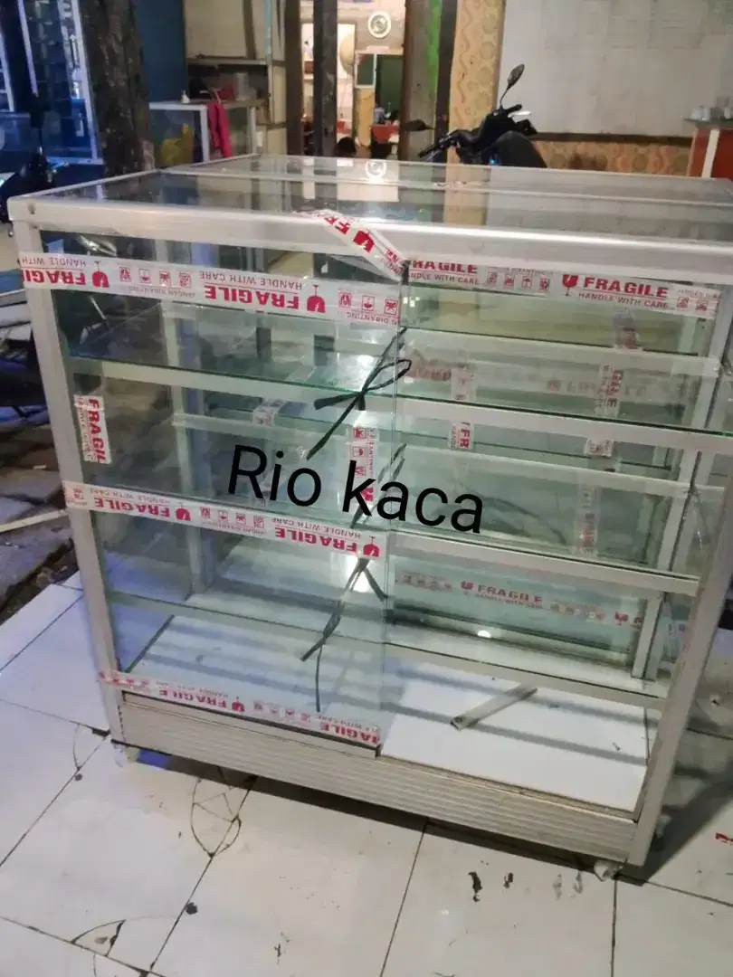 Etalase bekas rekondisi sebagian pakai bahan baru