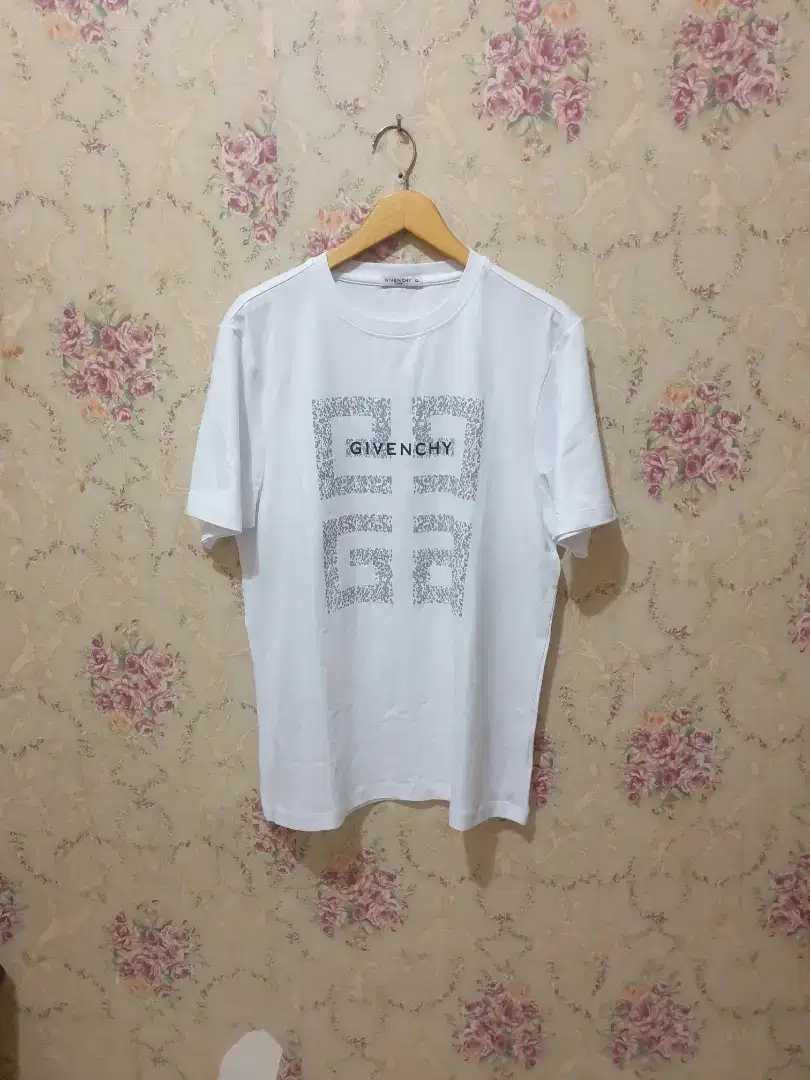 Mulus .authentic kaos .shirt givenchy size xl fit L