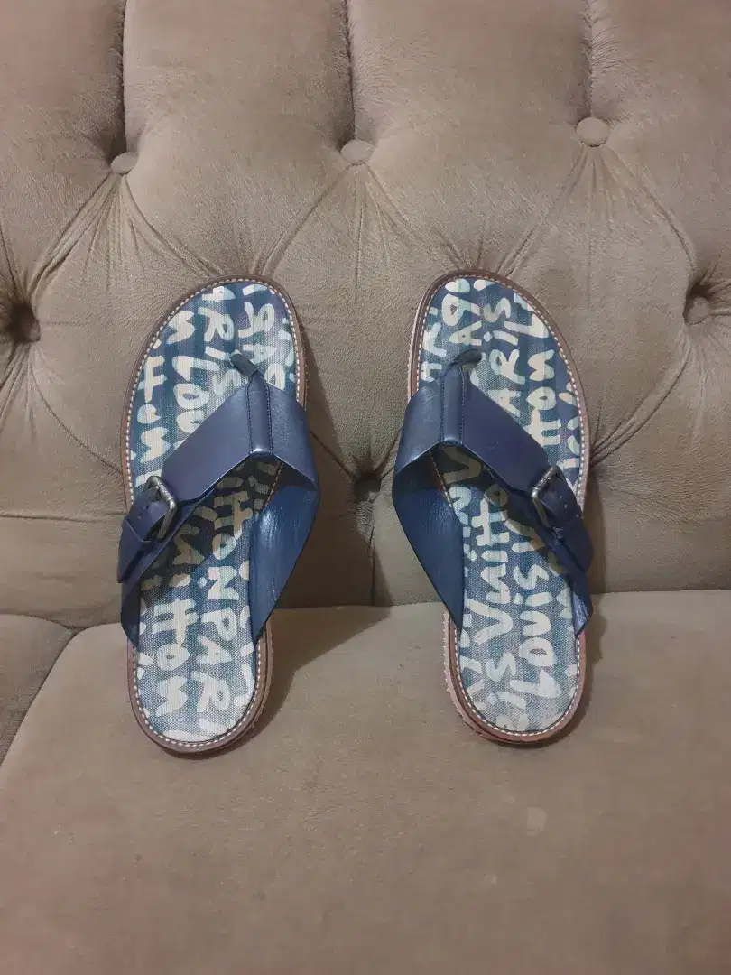Mulus .authentic sandal louis vuitton .lv size 42