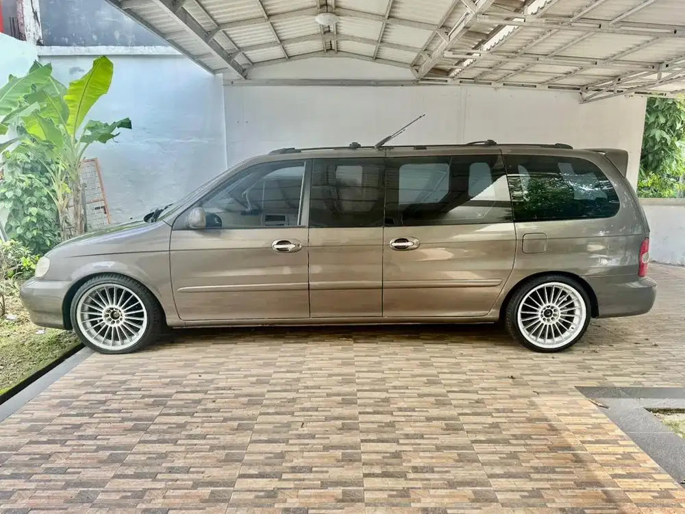 Kia Carnival Limousine 2.5 Bensin A/T KM 48ribu Asli Rare