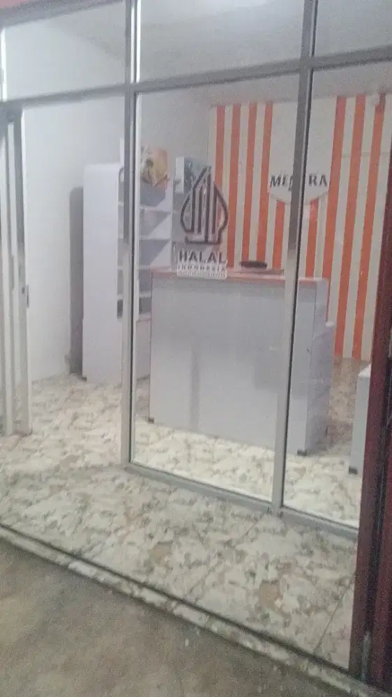 Pintu kaca sekat kaca