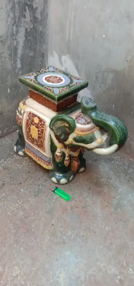 Kursi keramik motif gajah