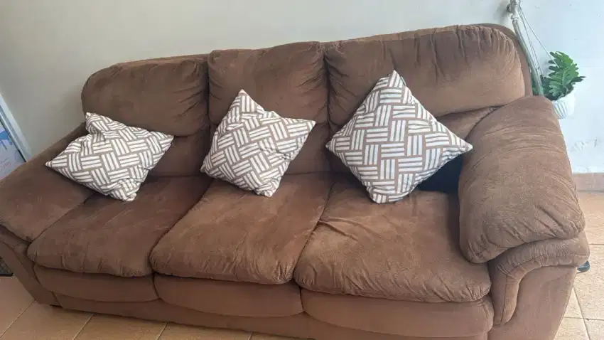 Jual cepat sofa 1 set sofa + bantal