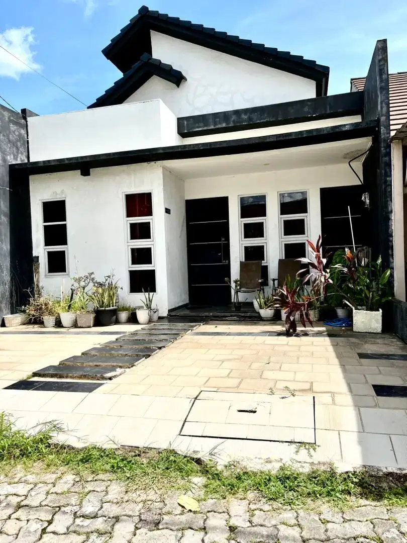 dijual rumah di villa permata hijau