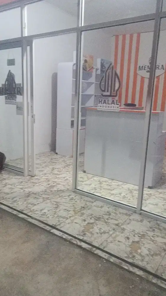 Pintu kaca sekat kaca