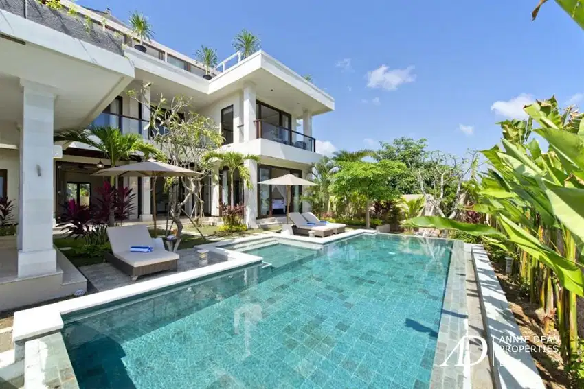FREEHOLD 3-LEVEL VILLA WITH STUNNING OCEAN VIEWS