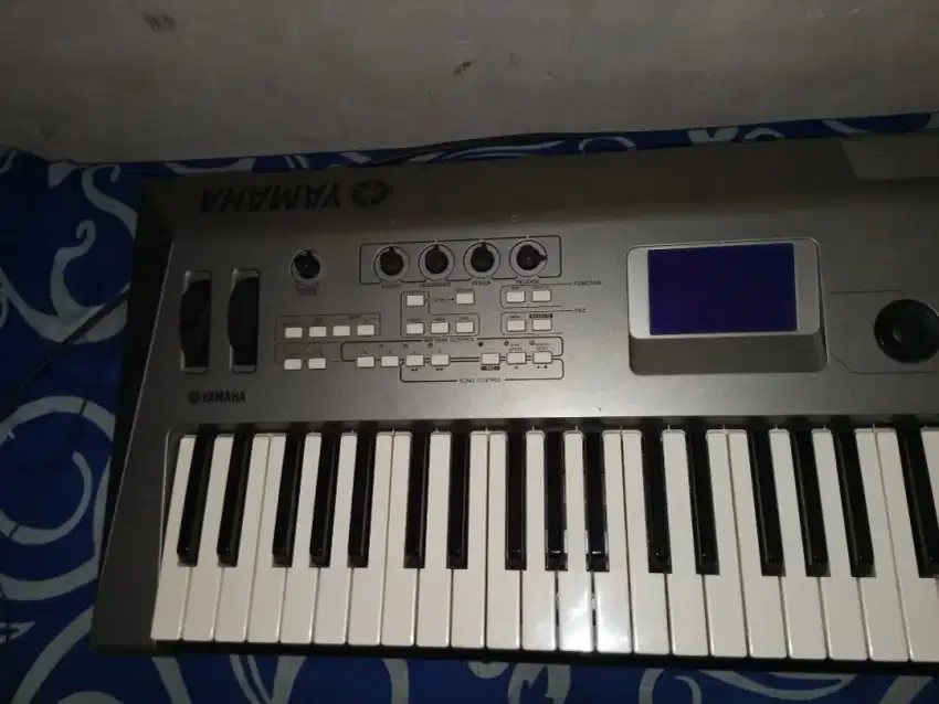 Keyboard YAMAHA synthesizer MM6