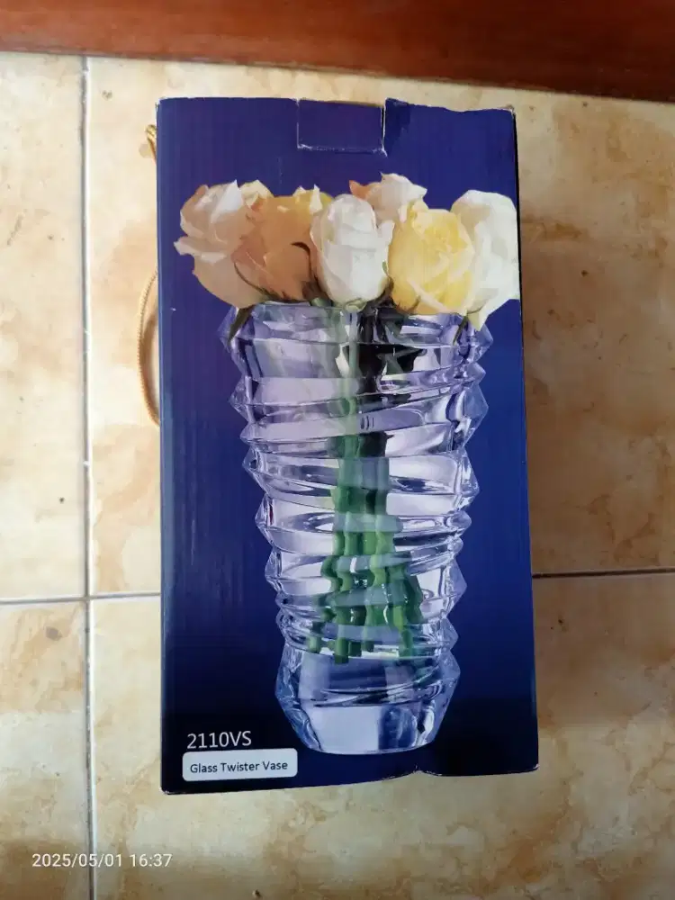 Vicenza Vas Kaca Twister V2210VS