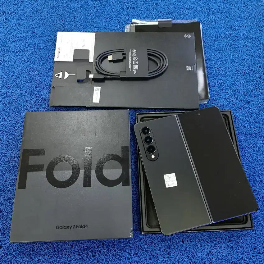 Samsung Galaxy Z Fold 4 12-256 Mulus terawat Ex grs resmi sein