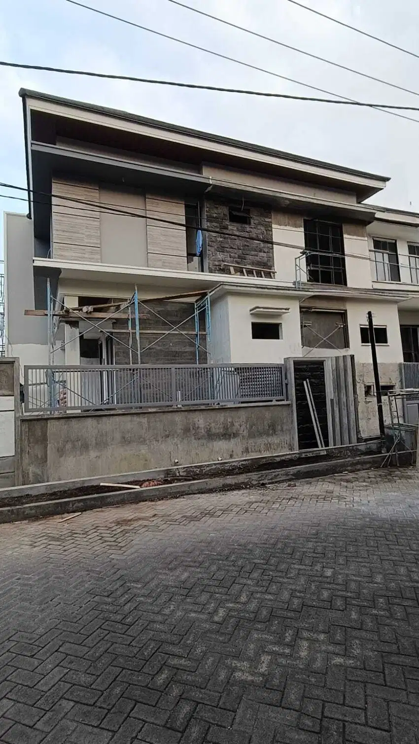 Rumah Modern Kontemporer Wisma Mukti Klampis ROw terlebar