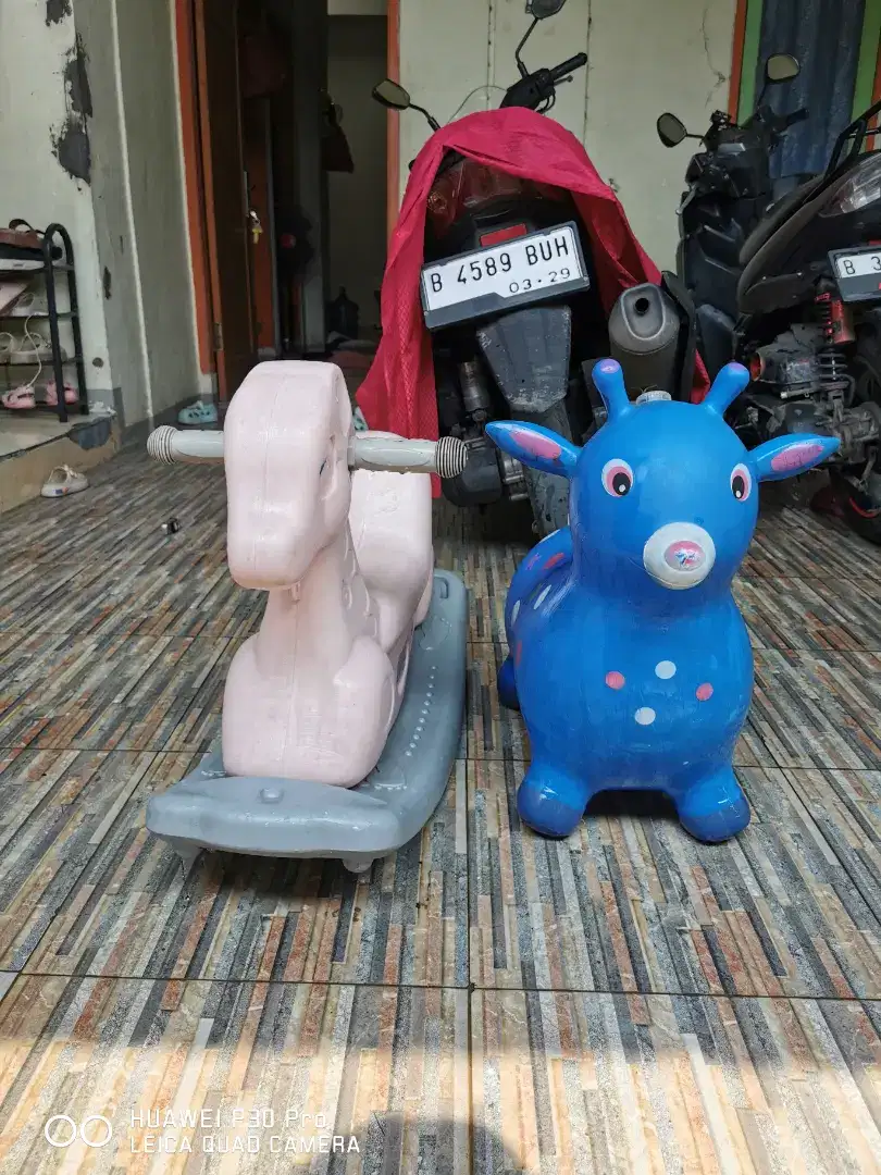 Kuda jungkat jungkit dan kuda-kudaan biru