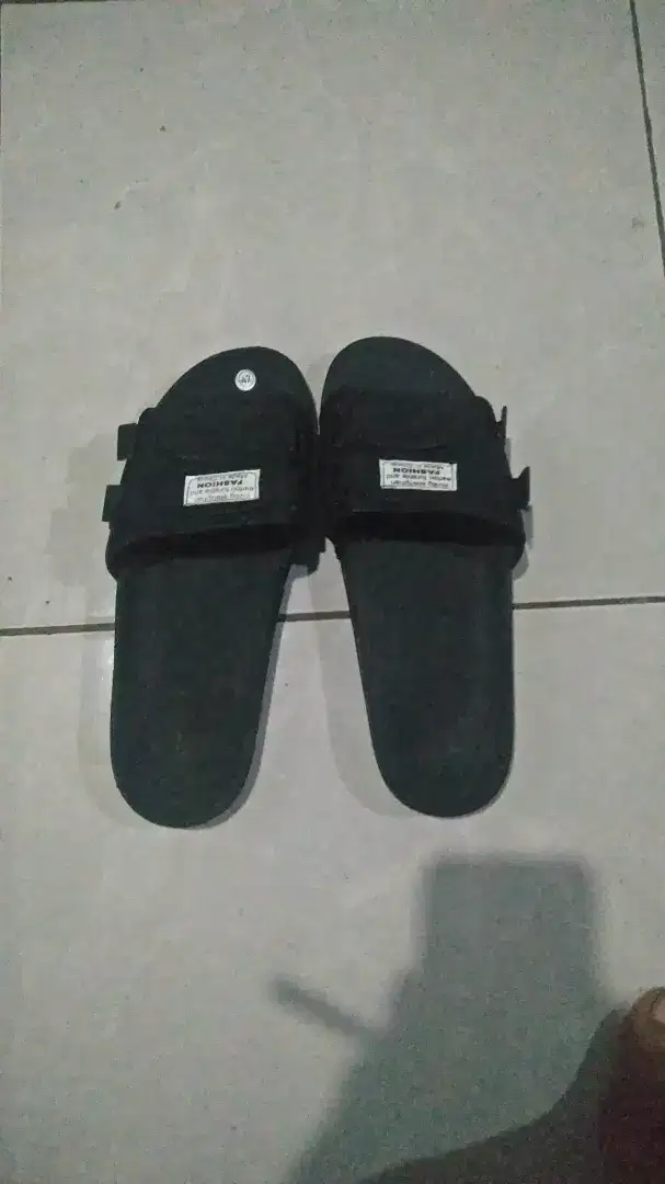 Sendal slip on pria