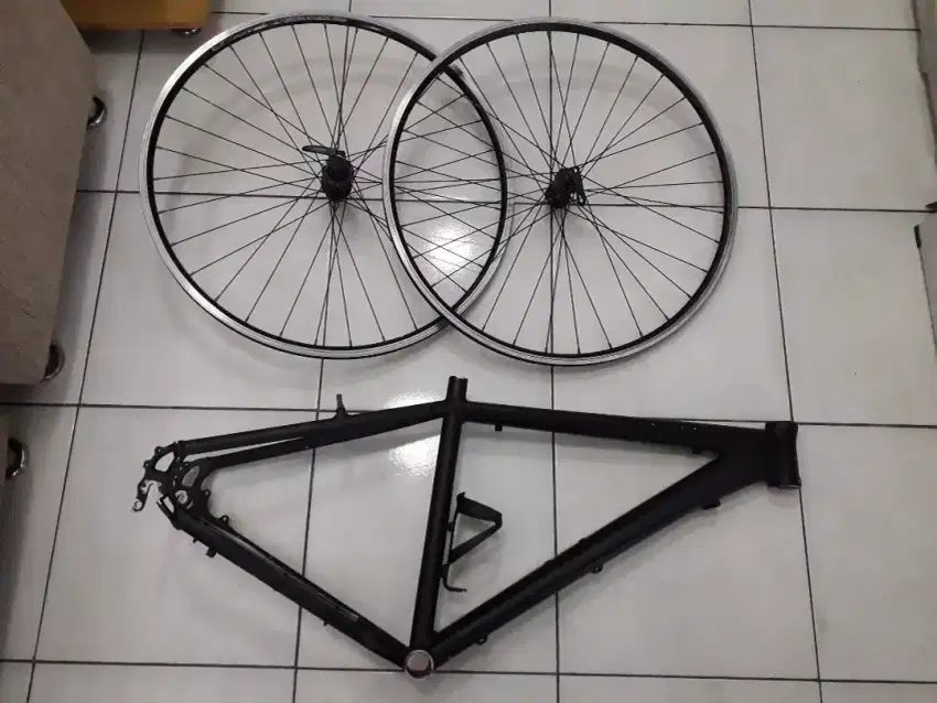 Frame Polygon Heist 3 , repaint & Wheelset 700c