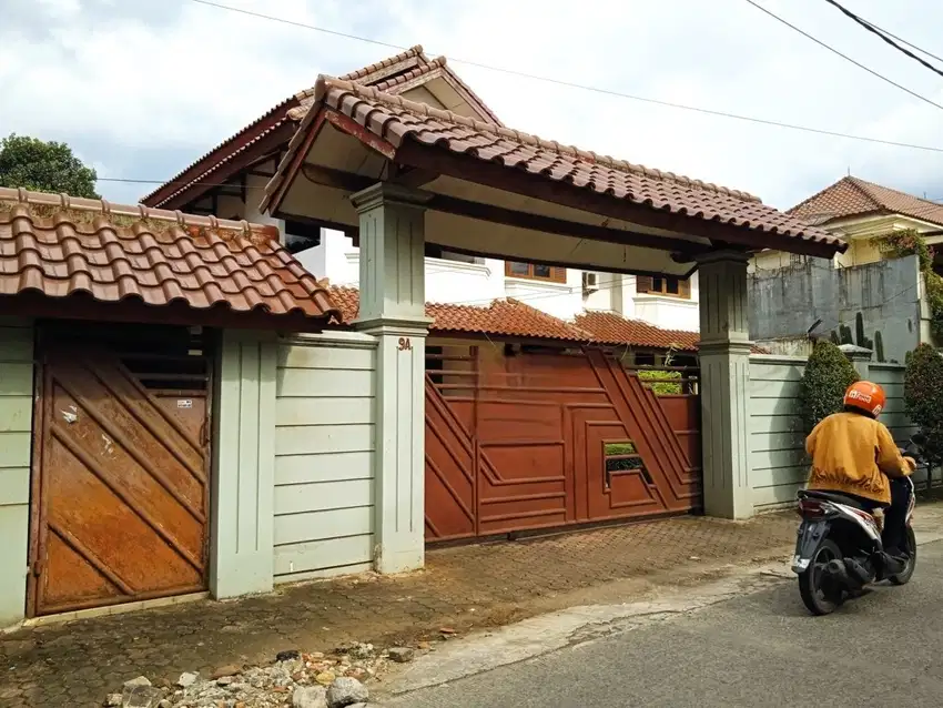 Rumah 2 Lantai Ada Pool di Pondok Labu, Hanya 7 Menit ke Tol Brigif