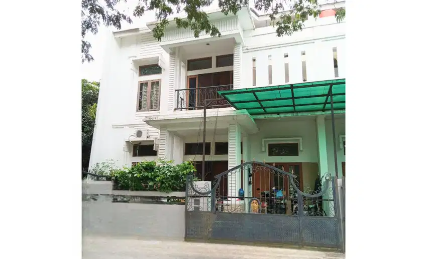 Rumah 2 lantai dengan halaman yang luas di Tangerang.