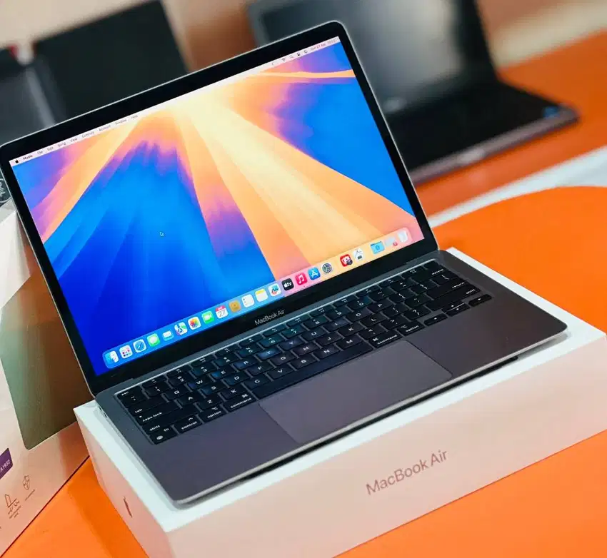 Macbook air M1 tahun 2020 ram 8gb SSD 256GB free box dan hardcase 1bln