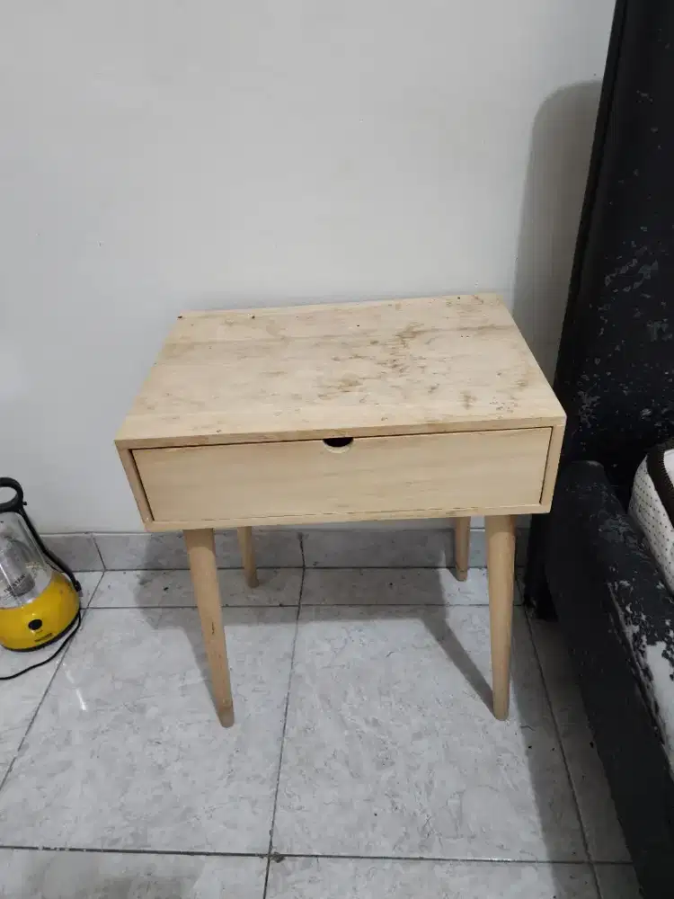 Rak kecil untuk samping ranjang