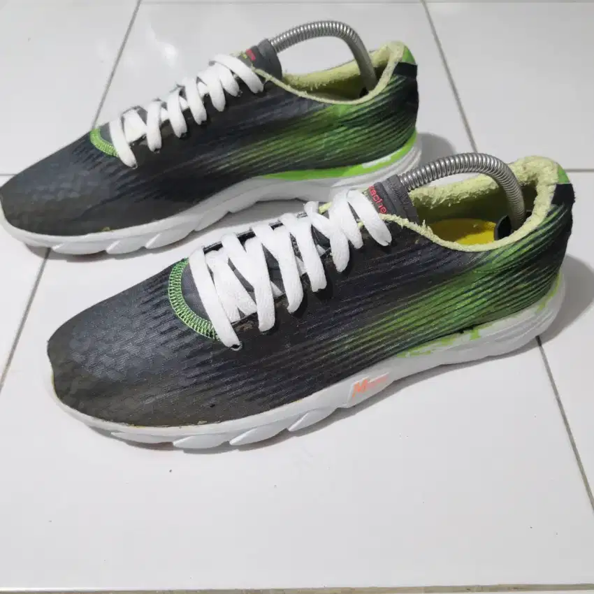 Sepatu Running Skechers size 42.5 (27)
