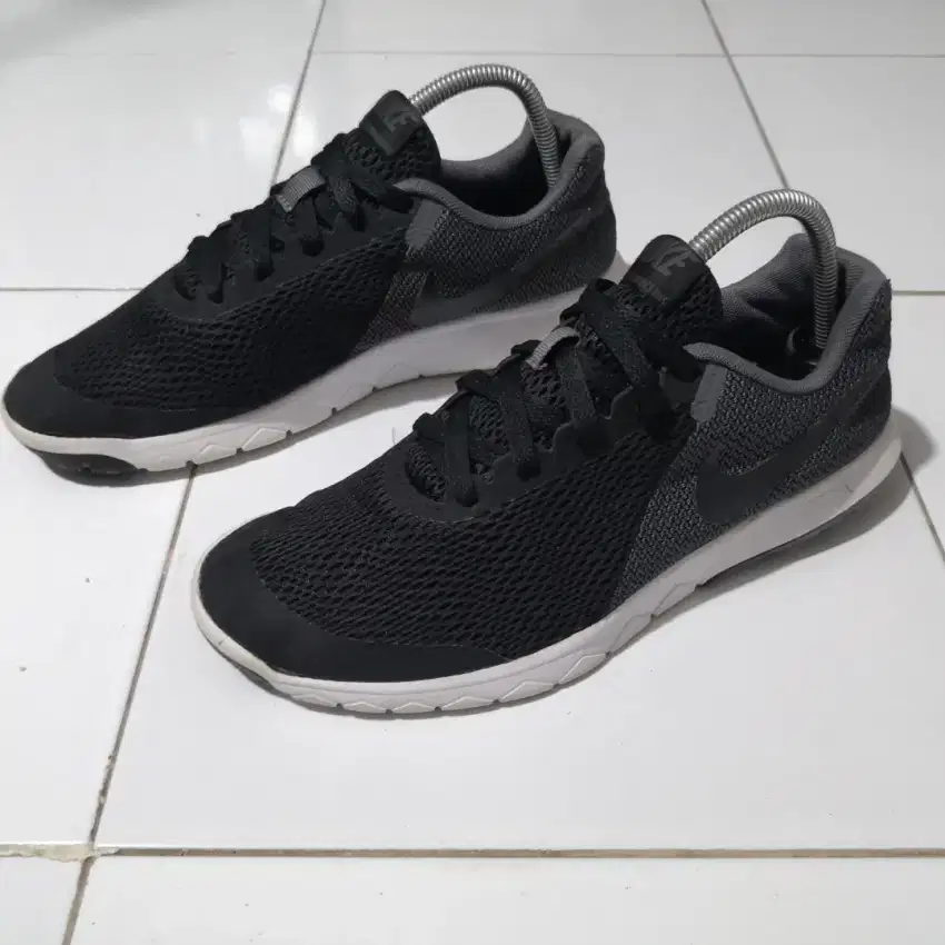 Sepatu Nike Flex Experience size 42 (26.5)
