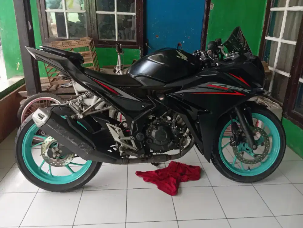 HONDA CBR150R HITAM