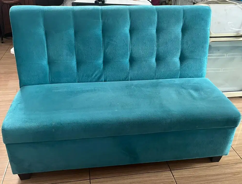 Baca deskripsi. Dijual Sofa, Waffle Maker, Oven, Freezer.