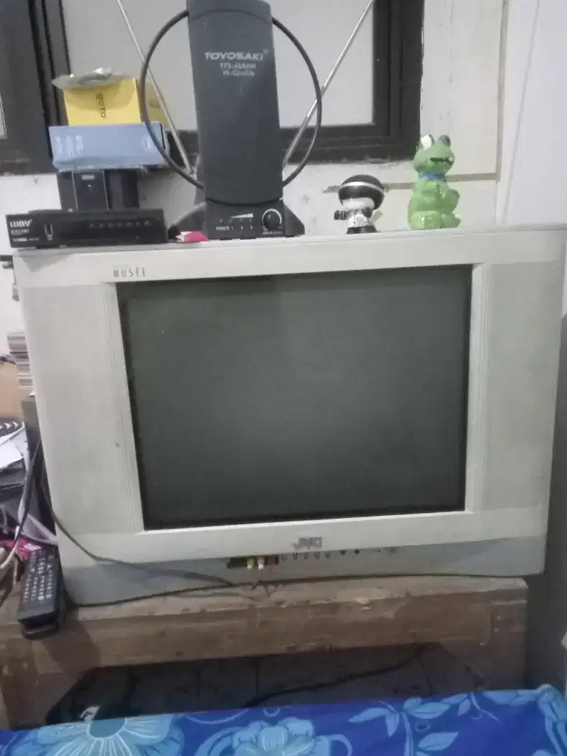Tv Jvc + set of box + antena