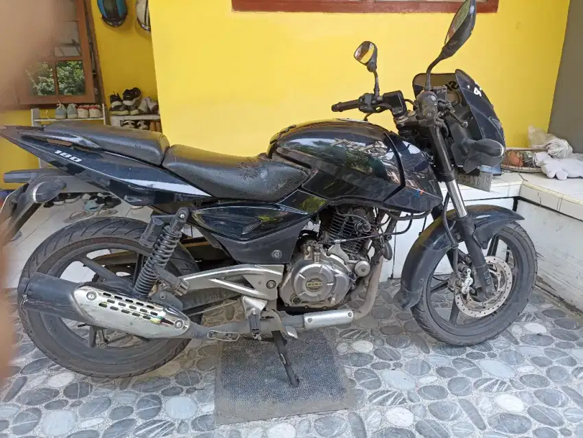 Motor Bajaj Pulsar 180 UG4