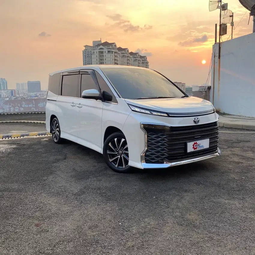 ( Km 7000) Toyota Voxy 2023 LIKE NEW