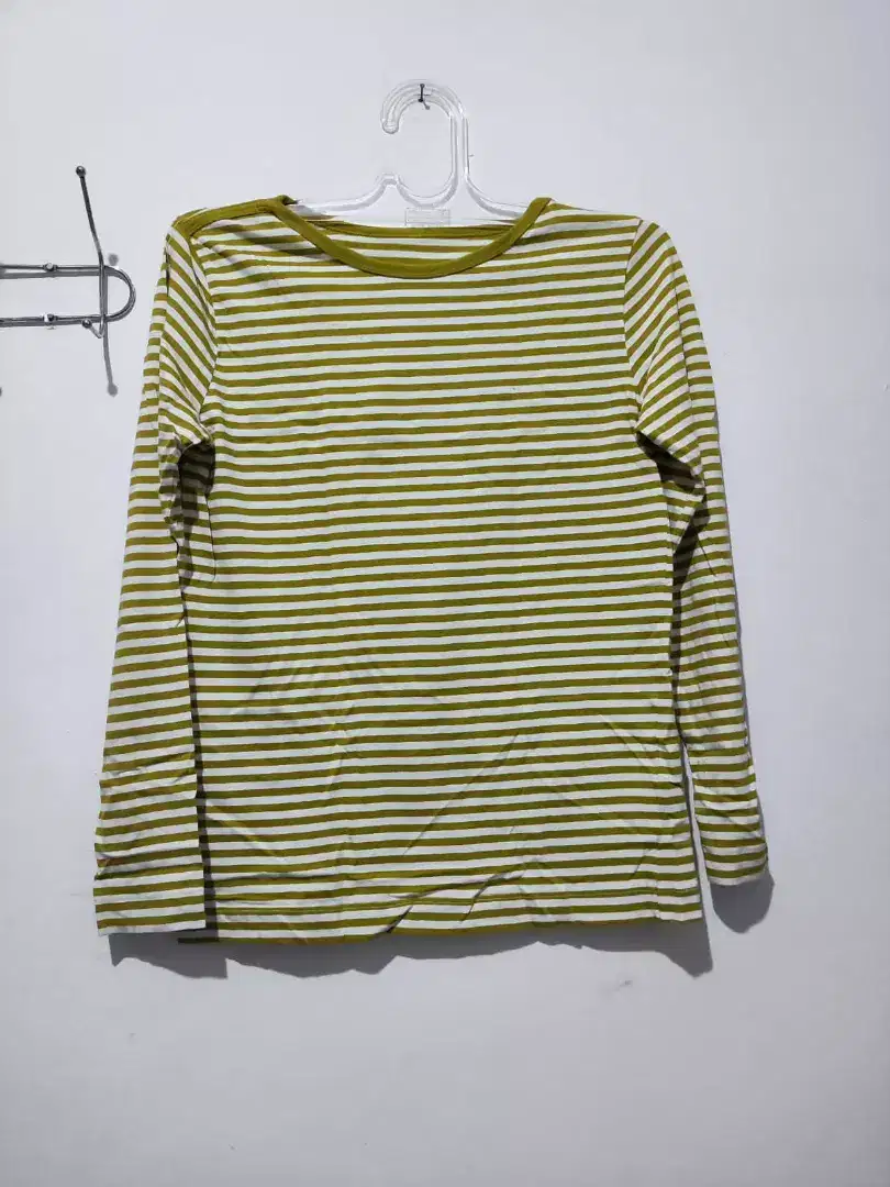 [Preloved] Atasan Baju Kaos Wanita Motif Garis Garis Warna Hijau