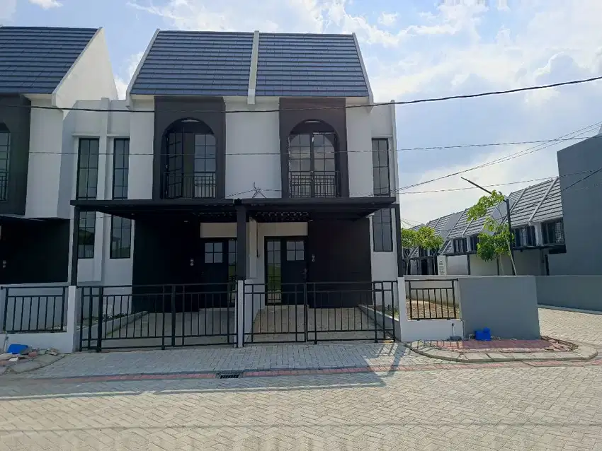 Disewakan Rumah Baru, Pojok 2 lantai, Jalan depan Lebar 12m.i