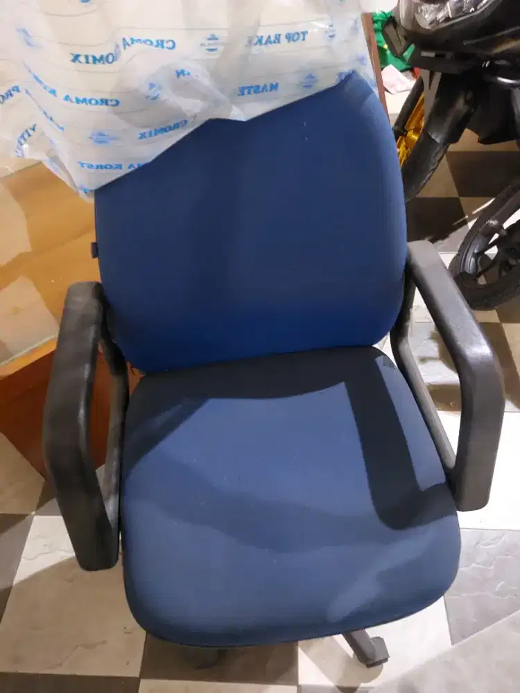 Kursi kantor masih oke
