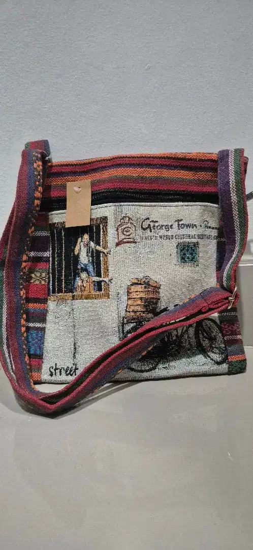 Tas selempang kecil