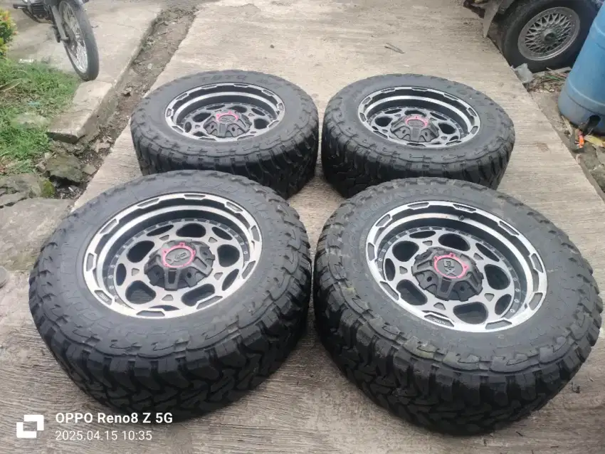 Jual vleg KMC R20 5x127 co2k buat Rubicon kond mulus ban Toyo M/T 90%