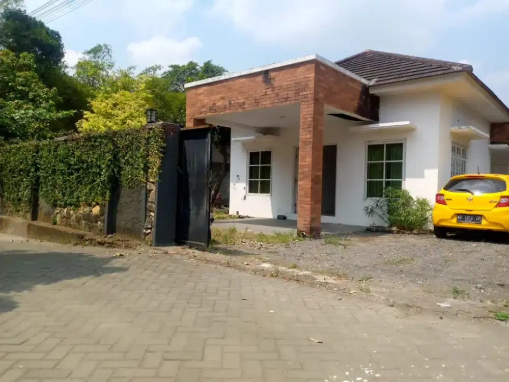Rumah Besar tanah luas selatan Kampus UTY dekat JCM Mall