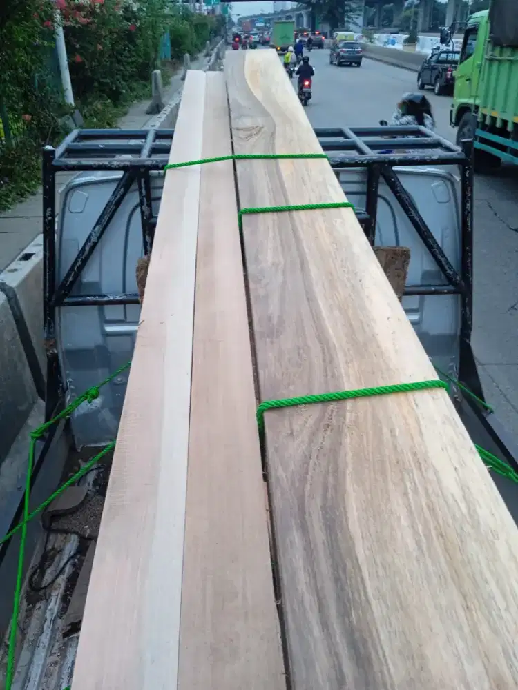 Papan Meranti Kalimantan ukuran T. 2cm x L. 20m x P. 4 m