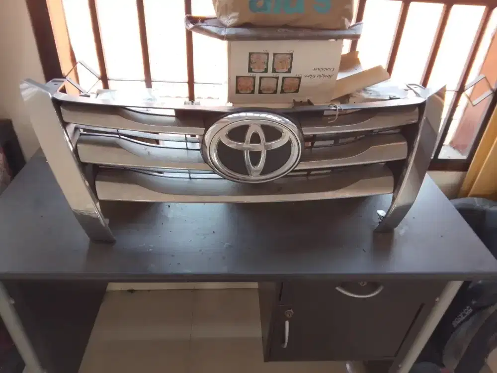 gril radiator depan untuk Toyota Fortuner generasi kedua,