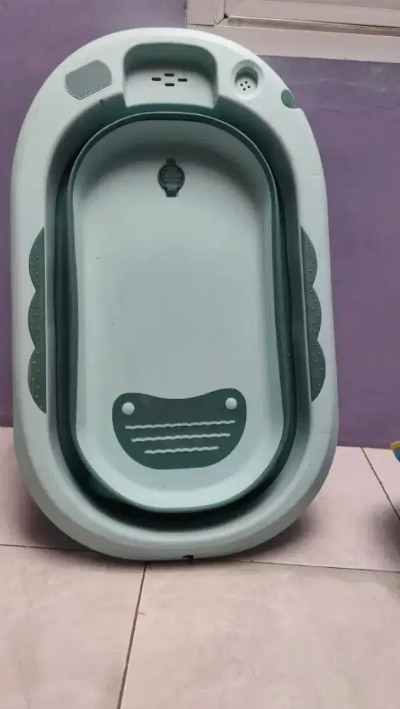 Bak mandi bayi lipat dan bantal