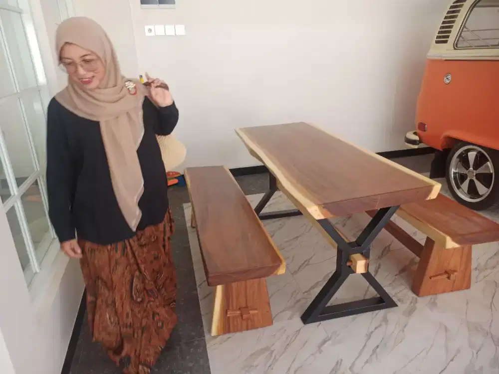 Meja makan kayu solid