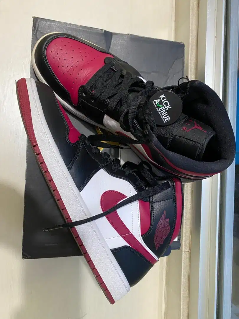 Air Jordan 1 MID Black/Noble Red-White