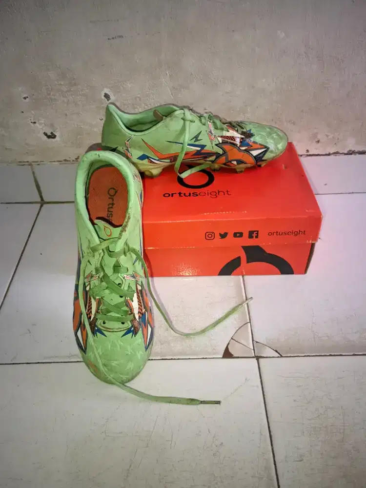 Sepatu bola anak