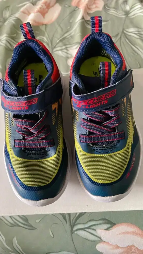 Sepatu sketchers anak